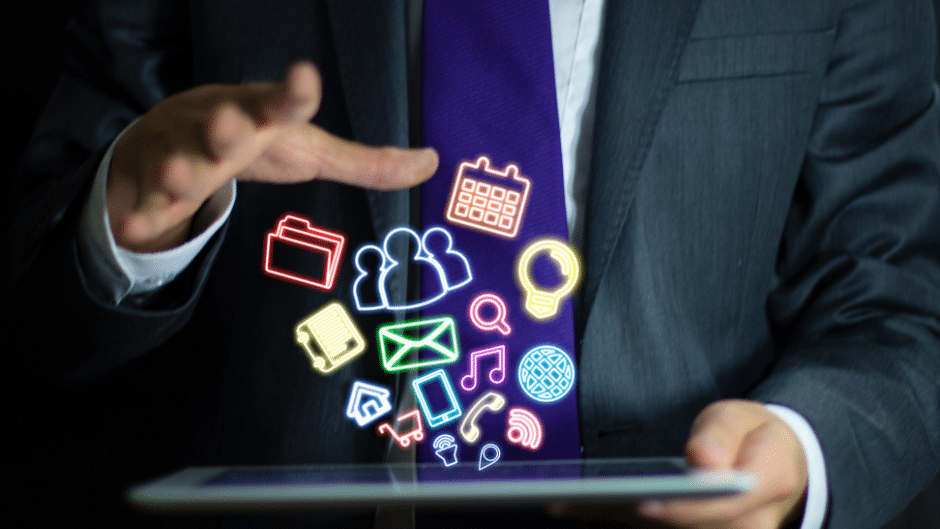 Un homme d'affaires améliorant son efficacité professionnelle avec une tablette affichant des icônes sociales.